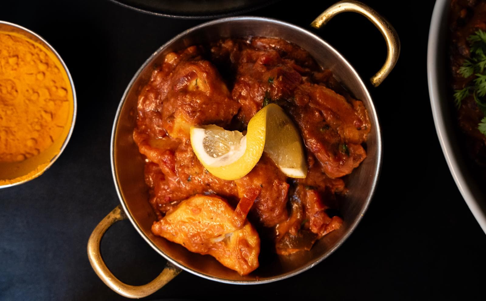 Poulet karahi mijoté, servi dans son kadai de cuivre