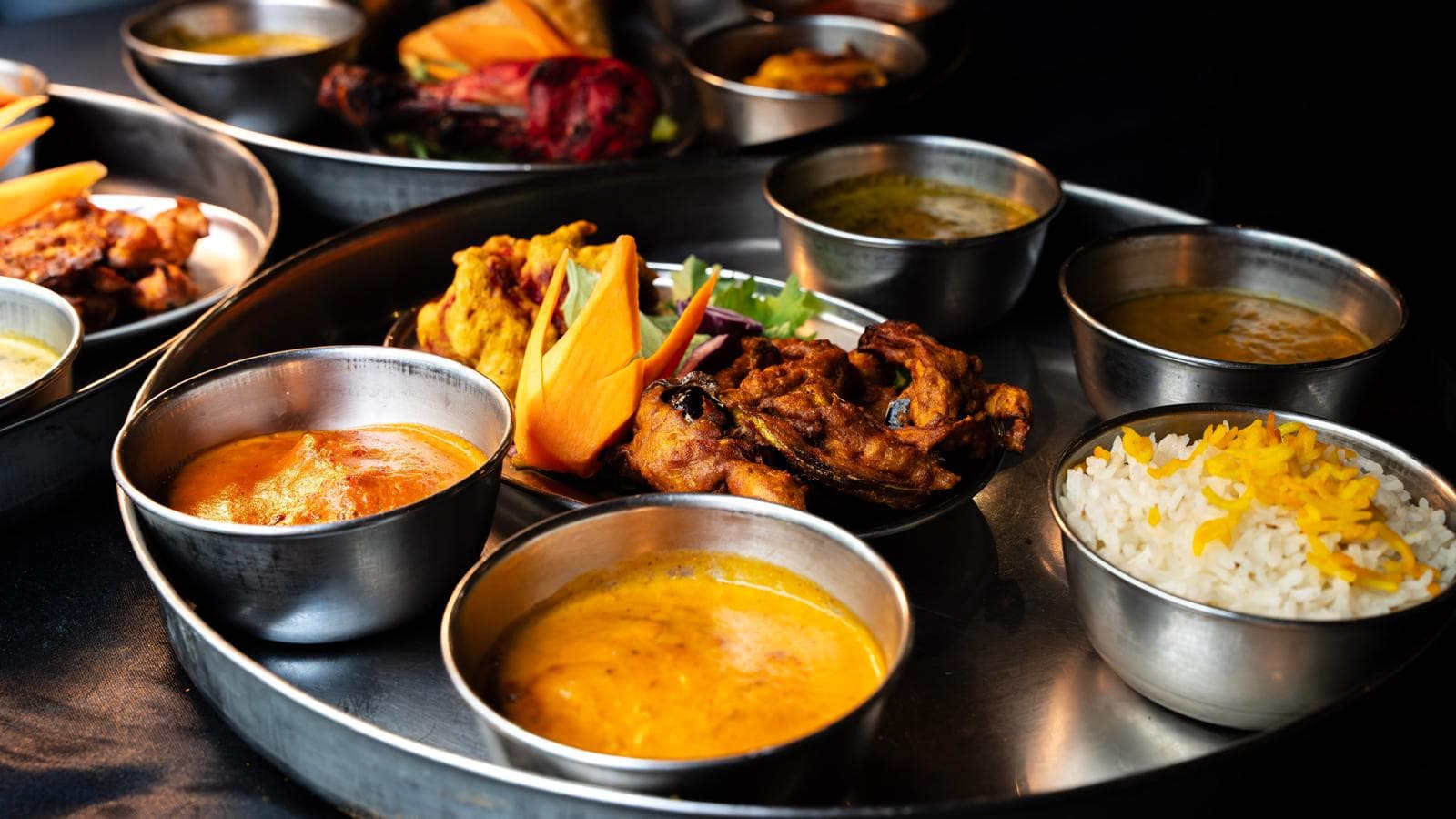 Thali complet d'O'Pakistan : currys, dal, riz basmati et nan servis sur un même plateau