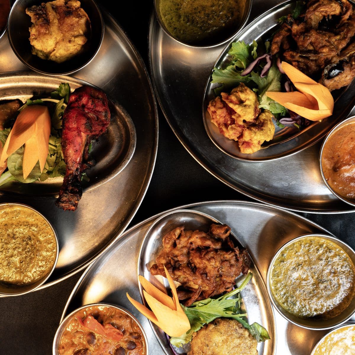 Thali du Chef servi dans des plats en inox, vue de dessus